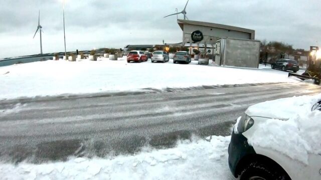Zo. De parkeerplaats is weer schoon.
Mocht u vandaag na het uitwaaien zin hebben in een lekkere moot warm gebakken vis van Proef Zeeland, dan kunt u zonder problemen bij ons terecht.