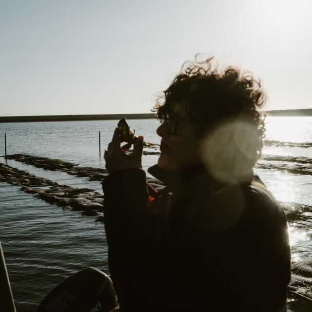 5-8 Dag van de oester. 🦪 
Goed, dag van de oester… Het is bij ons altijd dag van de oester, net als van de mossel. Of wat dacht je van “dag van”lekker en verantwoord eten? 
Wij kweken, vissen, verwerken dag in dag uit de beste producten uit de Oosterschelde en voor deze heerlijkheid kun je van maandag tot zaterdag bij ons terecht! 
Wat staat er bij jou op het menu aankomend weekend?

📷 @bjmstcontent 

#seafood #oyster #sustainability