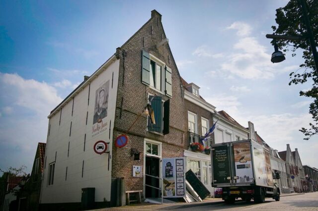 Slide! ➡️ 1976: “Te Zierikzee is een begin gemaakt met de restauratie in originele stijl van het fraaie pakhuis op de hoek Venkel-Nieuwe Haven. Het is één van de oudste stedelijke pakhuizen en dateert van rond 1600. Eigenaars zijn de Gebrs. Schot. Een restauratie die even nodig als veelbelovend kan worden genoemd. 
(Foto: Zierikzeesche Nieuwsbode) 
Bron: 100 jaar Schot in de Zaak

Foto 1: Huidige situatie aan de Nieuwe haven. 
Foto 2: Mosselpakhuis in de stijgers.
Foto 3: Boek 100 jaar Schot in de Zaak

#mosselen #zeeland #seafood #zierikzee